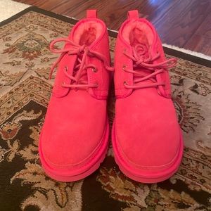 Red neumel men Uggs